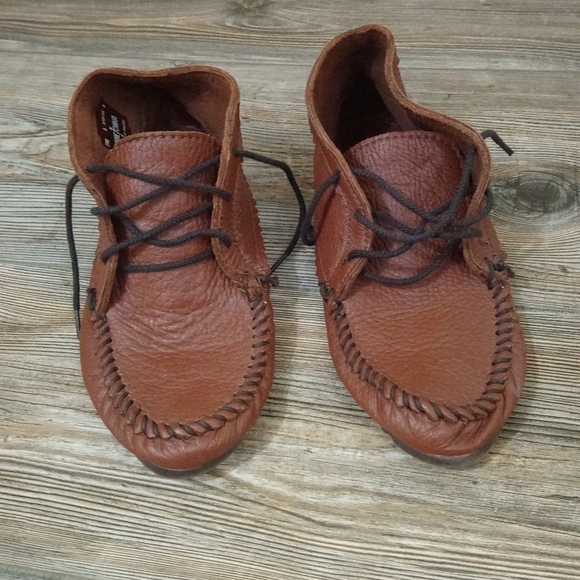 Minnetonka Leather Lightweight Slouchy Lace Up Moccasin Shoes - Picture 2 of 14
